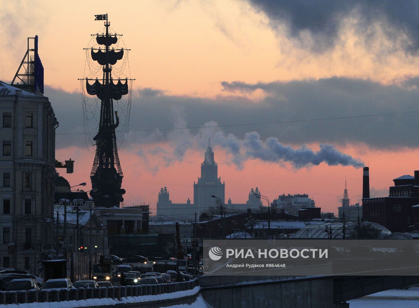 Вид на памятник Петру I и здание МГУ имени М.В. Ломоносова