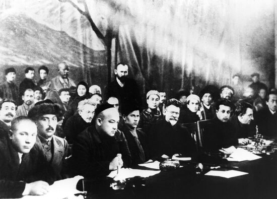 М.И.Калинин в президиуме I съезда Компартии Узбекской ССР