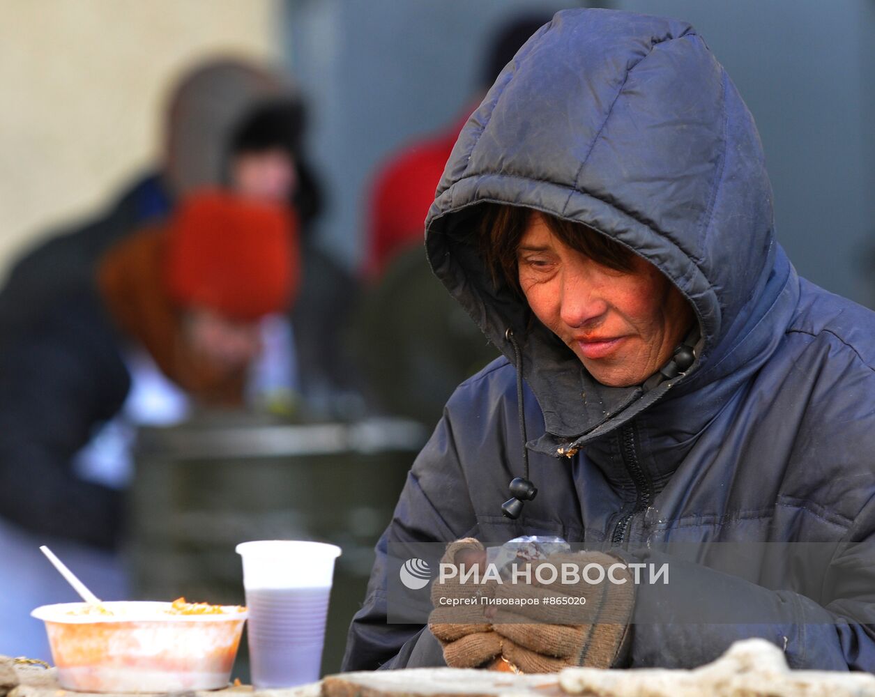 Кормление малоимущих и бездомных на улицах Ростова-на-Дону