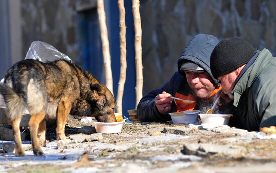 Кормление малоимущих и бездомных на улицах Ростова-на-Дону