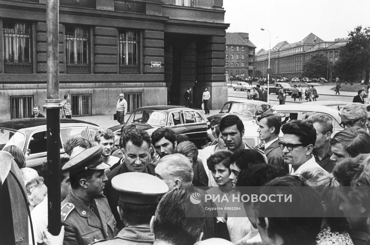 Жители Праги в дни ввода танков