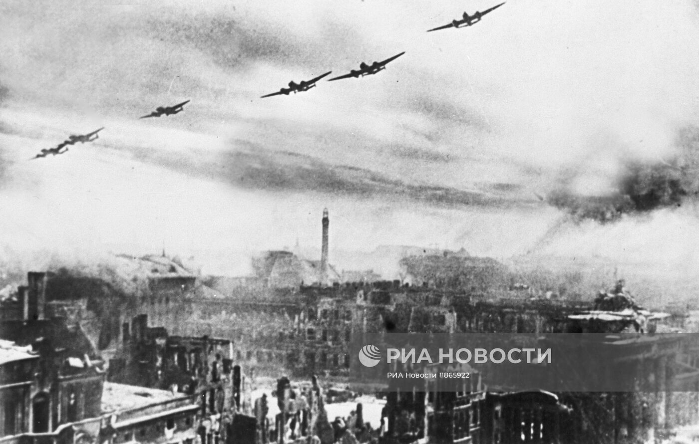 Советские бомбардировщики над Берлином