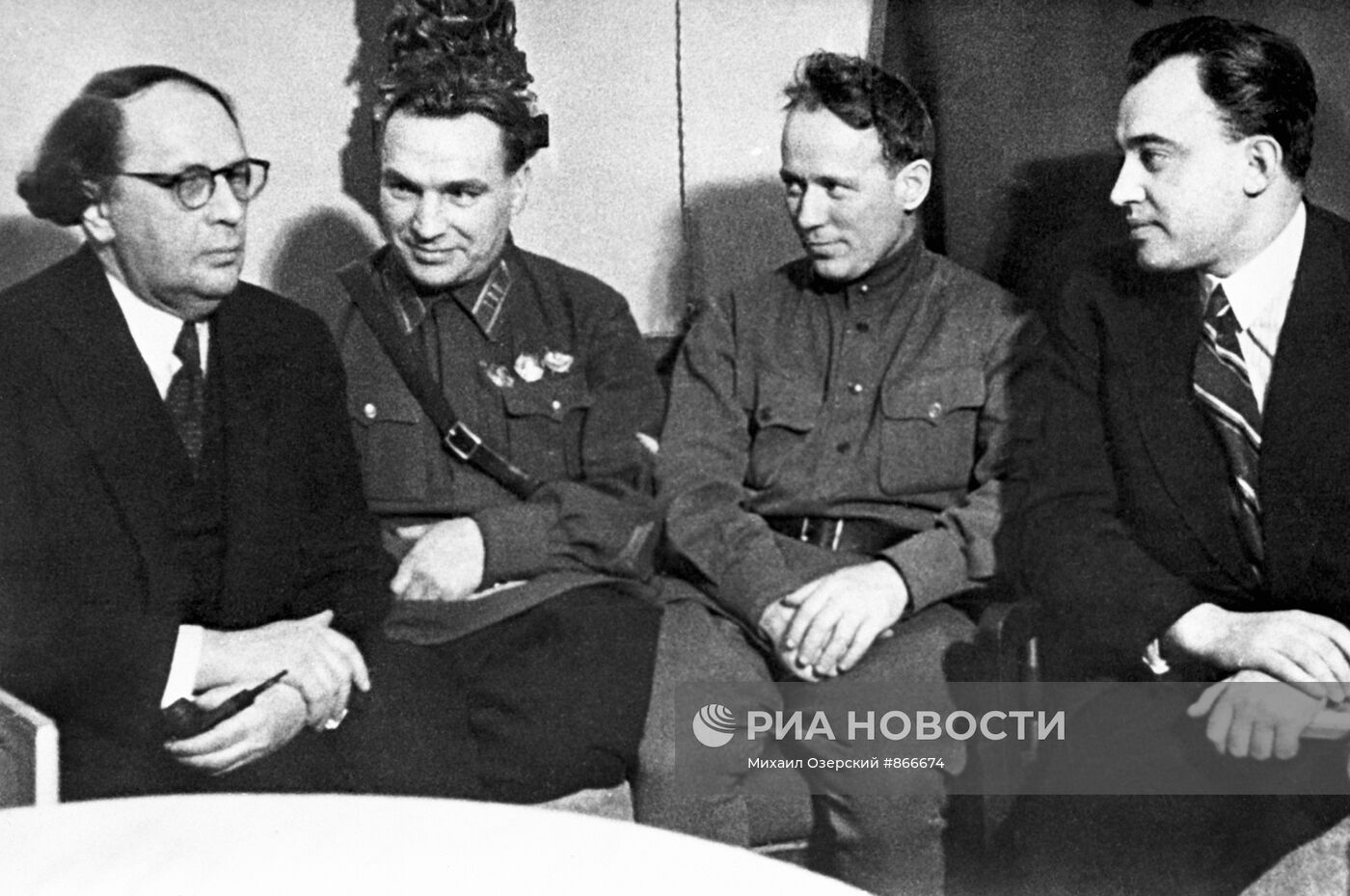 А. Толстой, В. Чкалов, М. Шолохов и А. Корнейчук