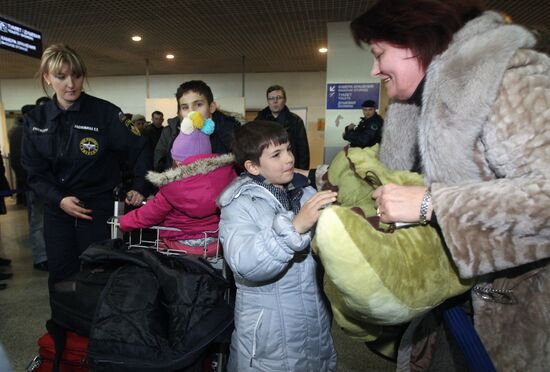 Встреча россиян, эвакуированных из Ливии, в "Домодедово"
