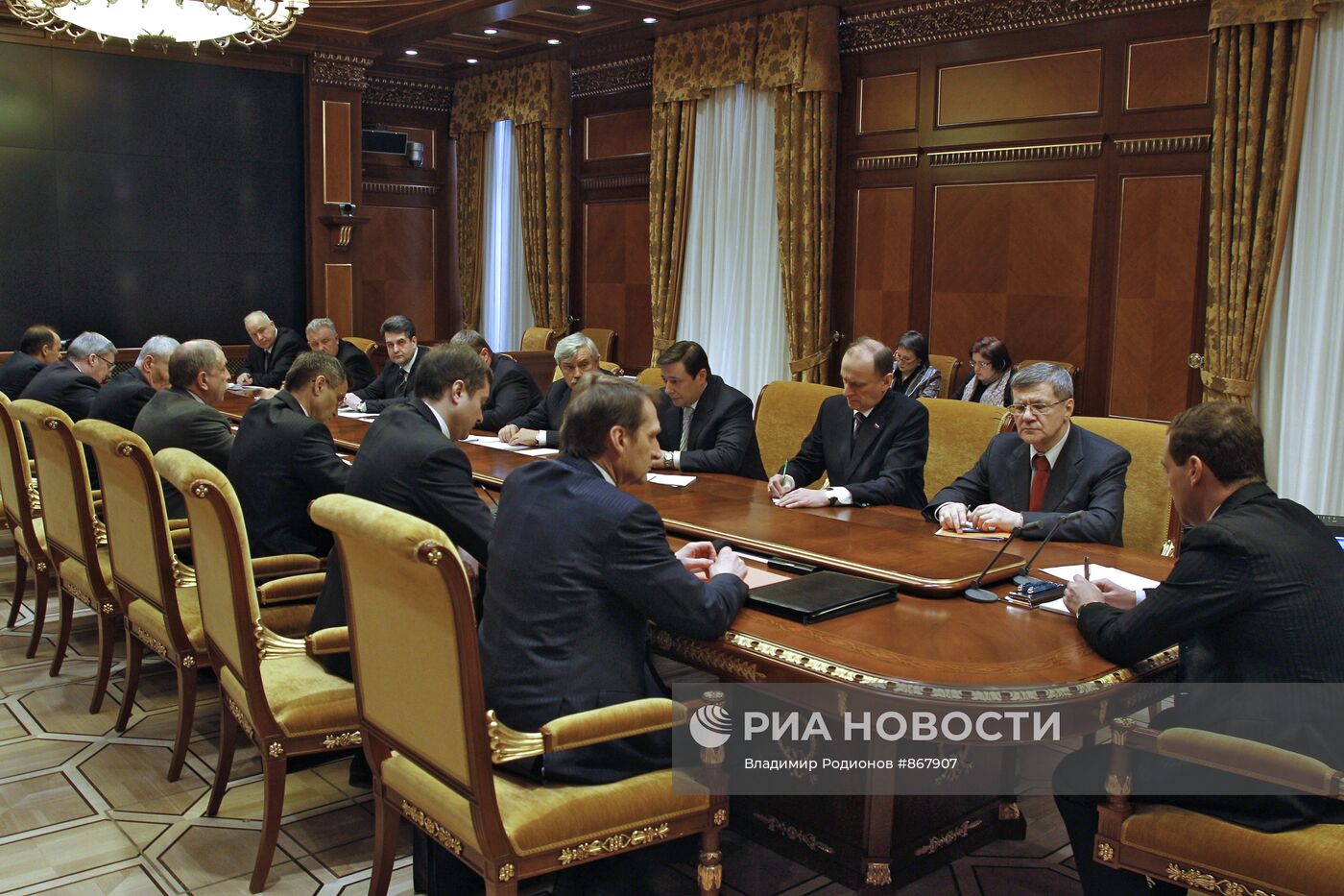 Д.Медведев провел совещание с полпредами президента РФ