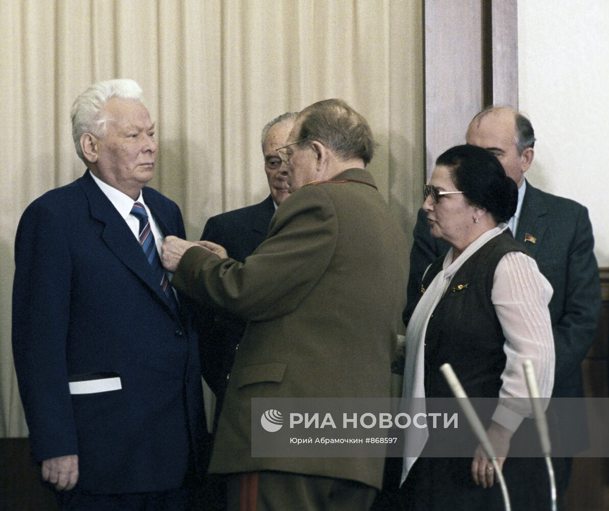 К.У. Черненко и Д.Ф. Устинов