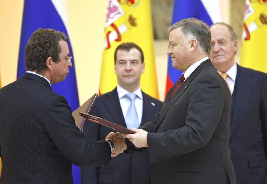 Д.Медведев и Х.Карлос I на церемонии подписания документов