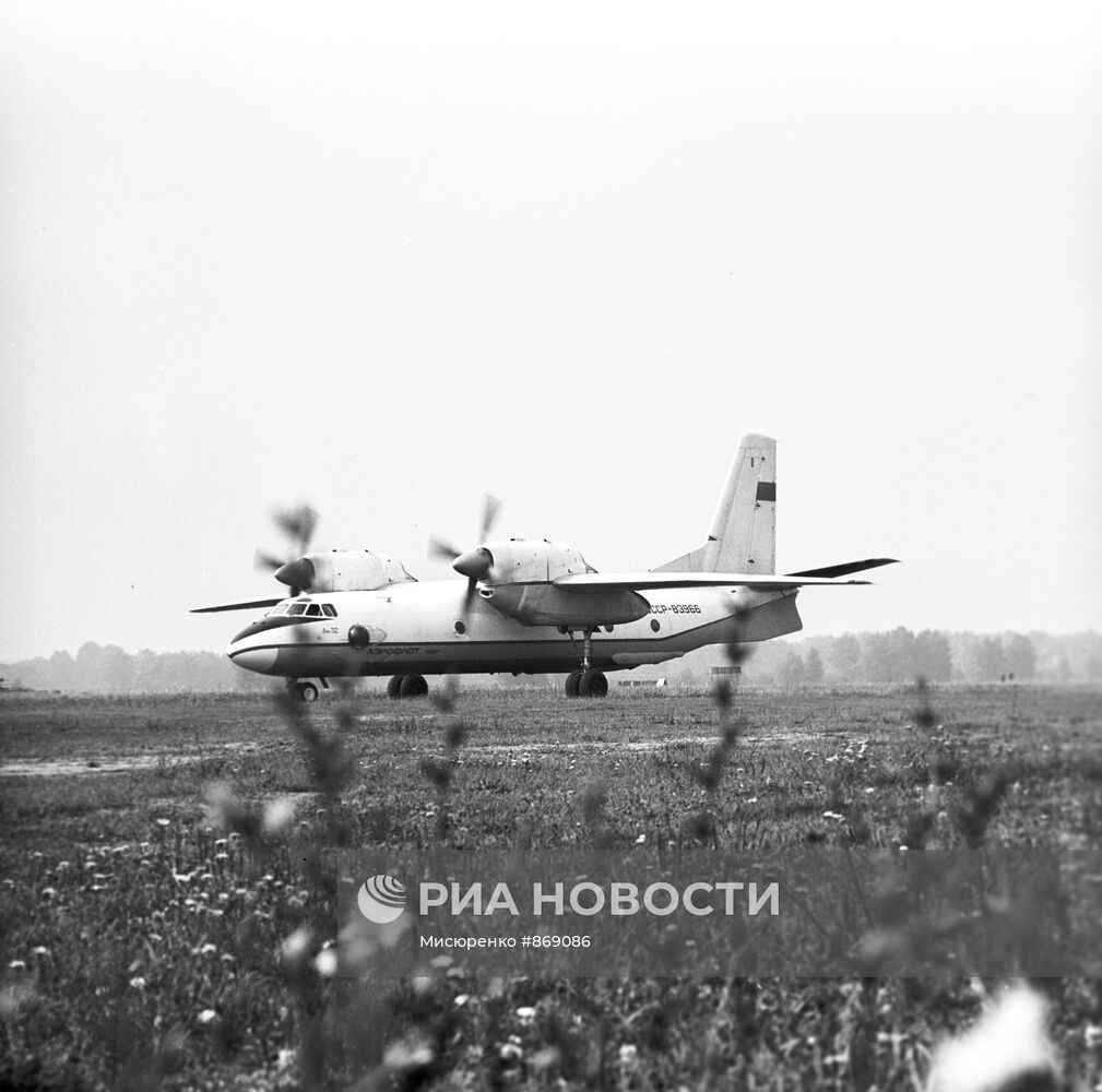 Грузовой самолет АН-32