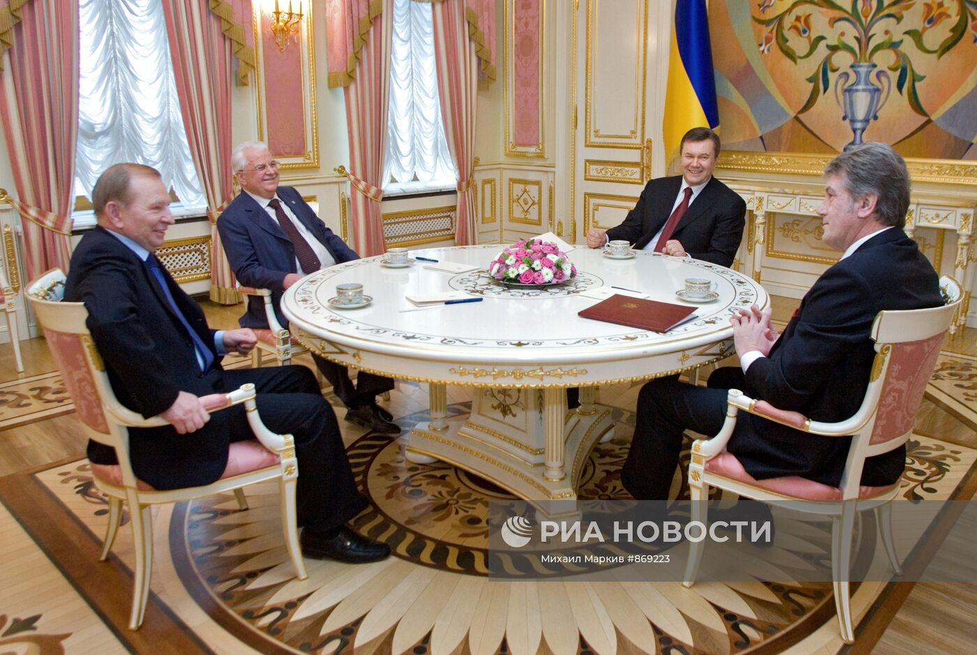 Виктор Янукович встретился с экс-президентами Украины
