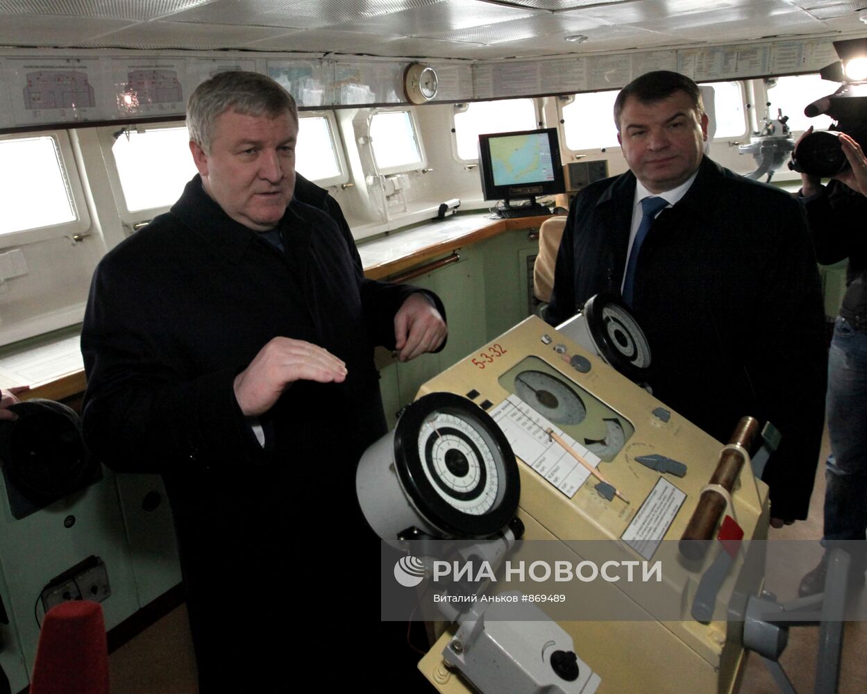 Анатолий Сердюков посетил ракетный крейсер "Варяг"