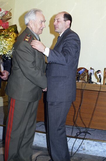 Министр МВД РФ В.Рушайло и маршал В.Куликов