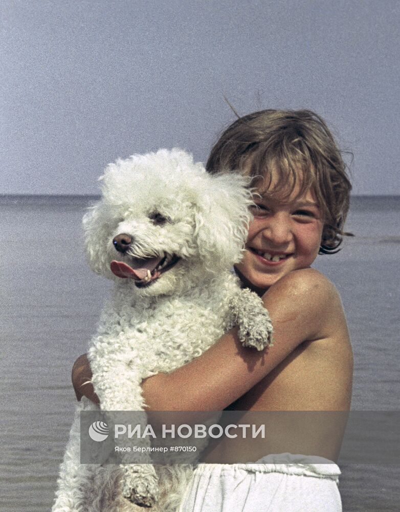 Ребенок с собакой