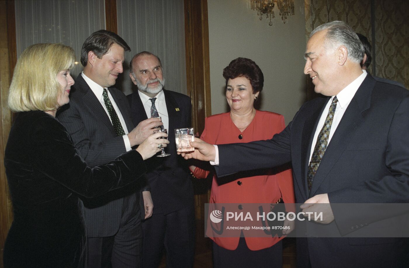 А. Гор и В. Черномырдин с супругами