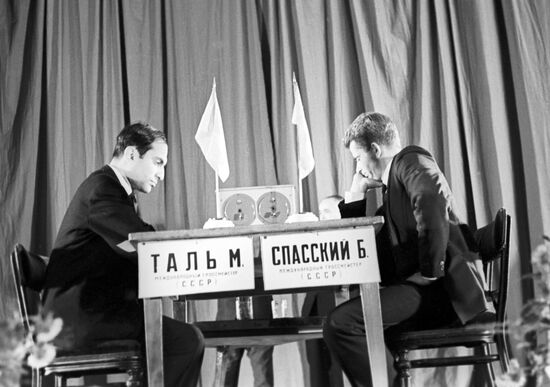 Чемпионы мира по шахматам М.Таль и Б.Спасский