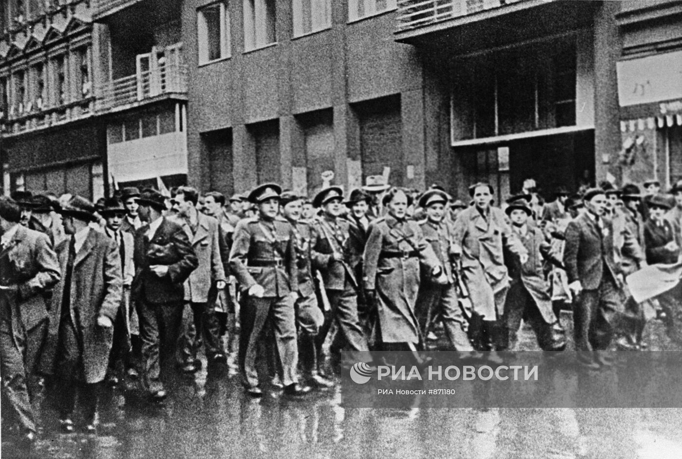 Участники Пражского восстания на улицах освобожденной столицы