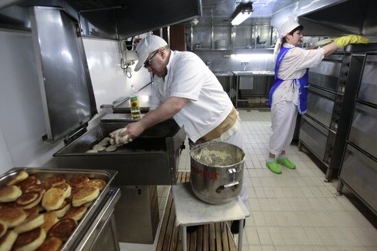 В камбузе атомного ледокола "Вайгач"