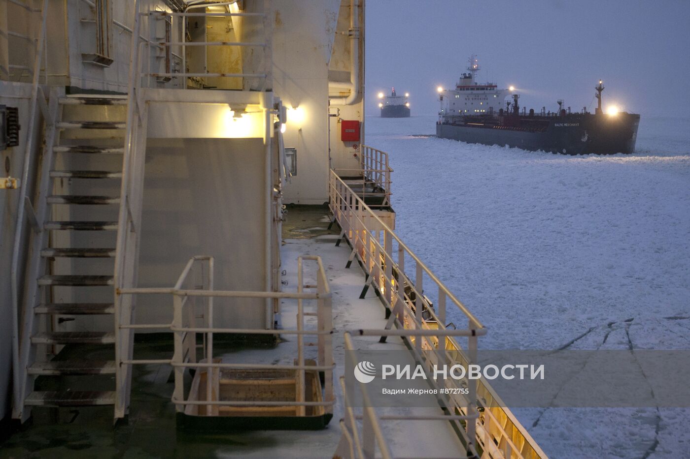 Атомный ледокол "Вайгач" проводит караван судов в Финском заливе