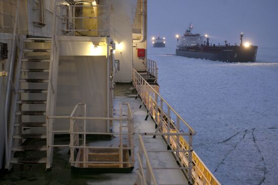 Атомный ледокол "Вайгач" проводит караван судов в Финском заливе