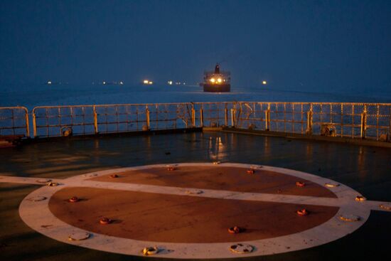 Атомный ледокол "Вайгач" проводит караван судов в Финском заливе