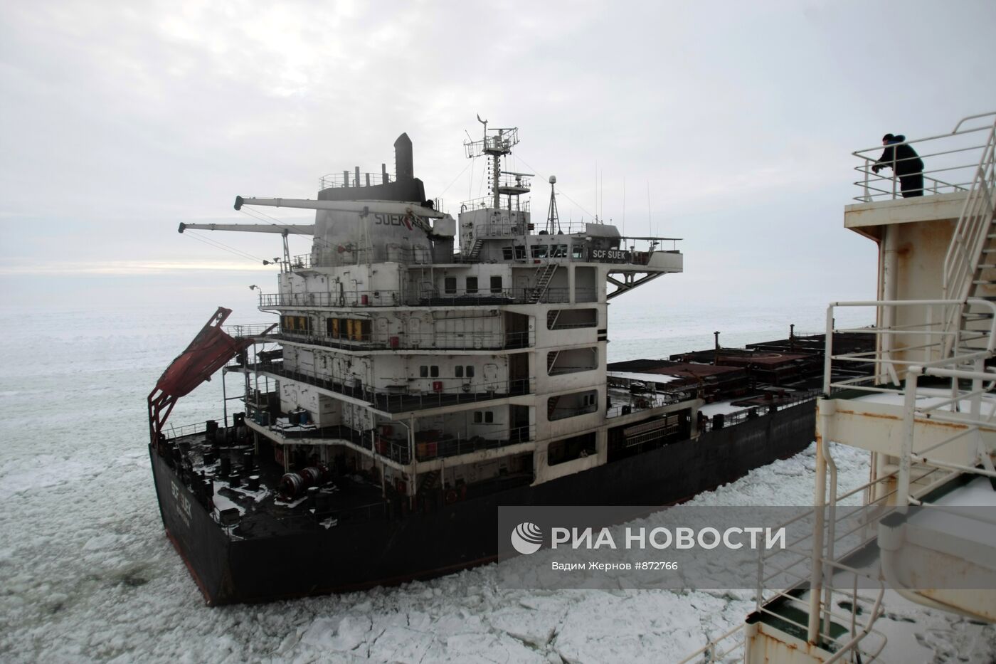 Атомный ледокол "Вайгач" проводит караван судов в Финском заливе