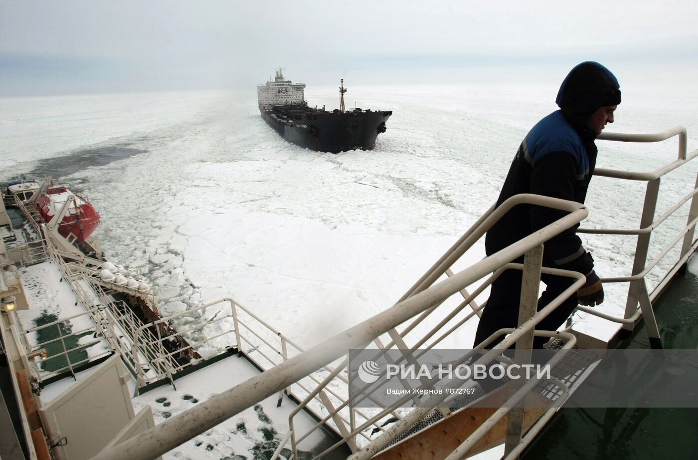 Атомный ледокол "Вайгач" проводит караван судов в Финском заливе