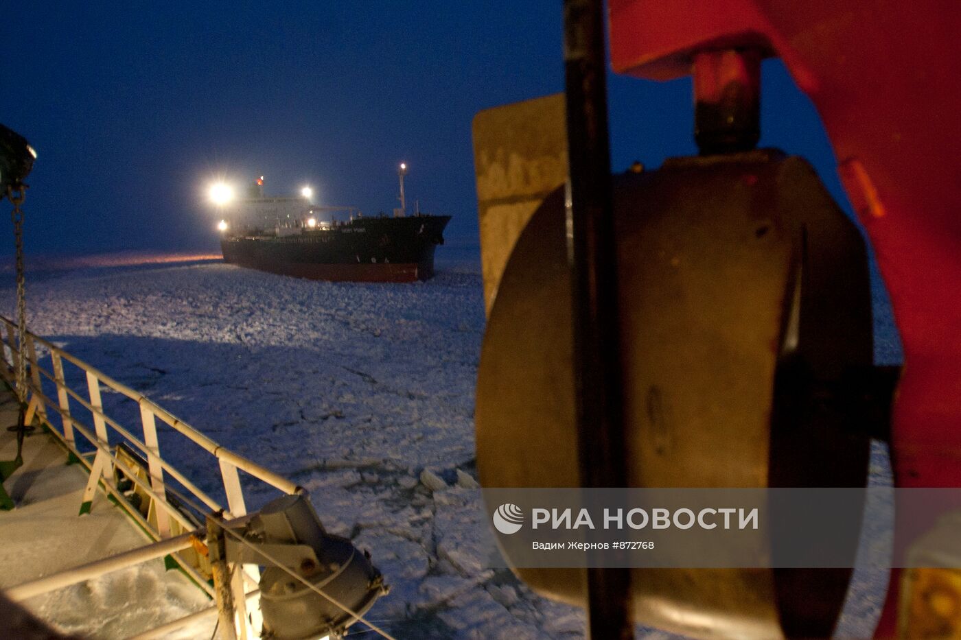 Атомный ледокол "Вайгач" проводит караван судов в Финском заливе