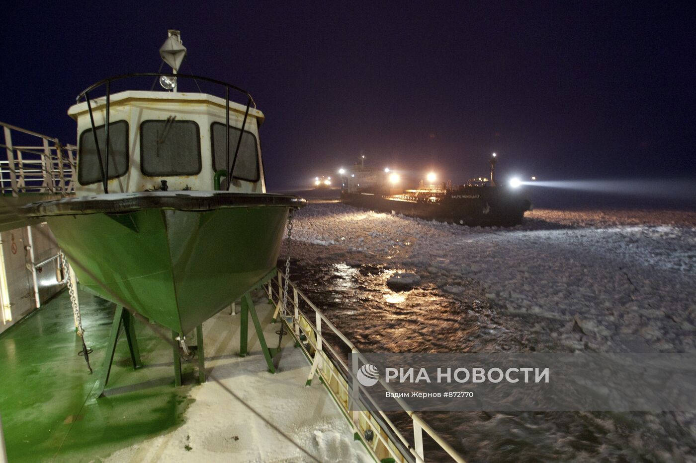 Атомный ледокол "Вайгач" проводит караван судов в Финском заливе