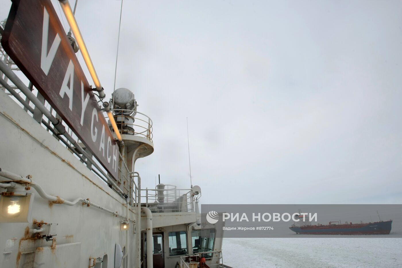 Атомный ледокол "Вайгач" проводит караван судов в Финском заливе
