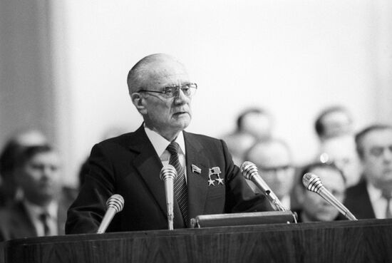 Н. А. Тихонов выступает перед избирателями