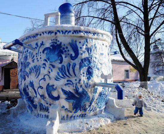 Гигантский самовар из снега установлен в Ярославле