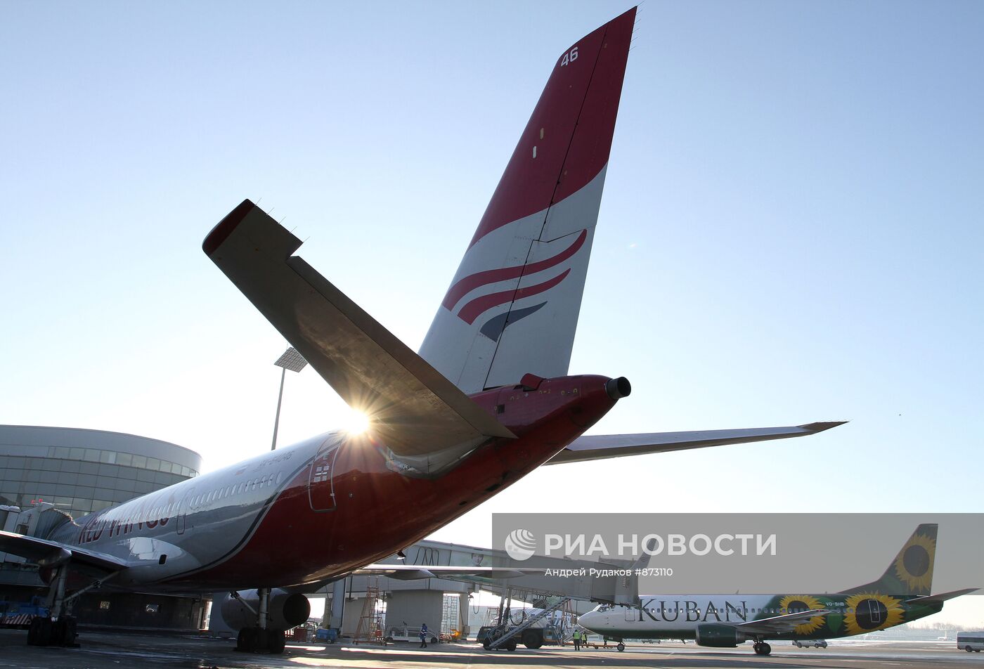 Ту-204 и Boeing 737 в аэропорту "Внуково"