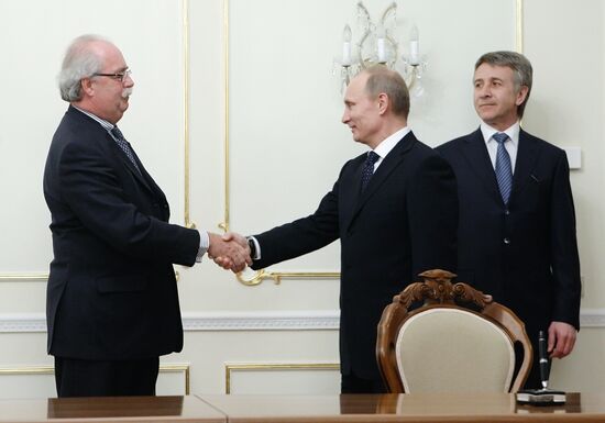 В.Путин на подписании меморандумов главами Total и НОВАТЭКа