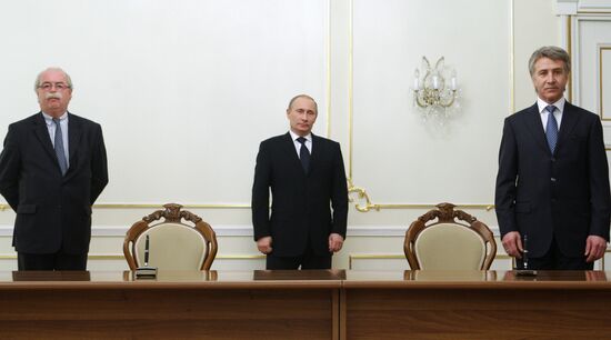 В.Путин на подписании меморандумов главами Total и НОВАТЭКа