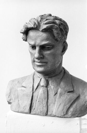Скульптурный портрет В. В. Маяковского