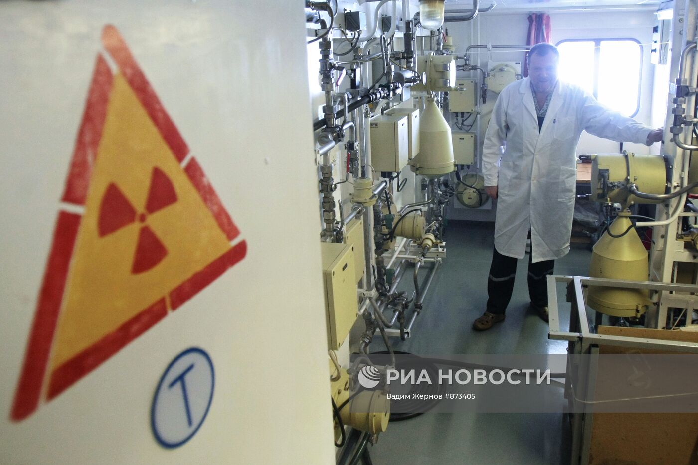 В газоанализаторной лаборатории атомного ледокола "Вайгач