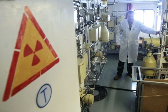 В газоанализаторной лаборатории атомного ледокола "Вайгач