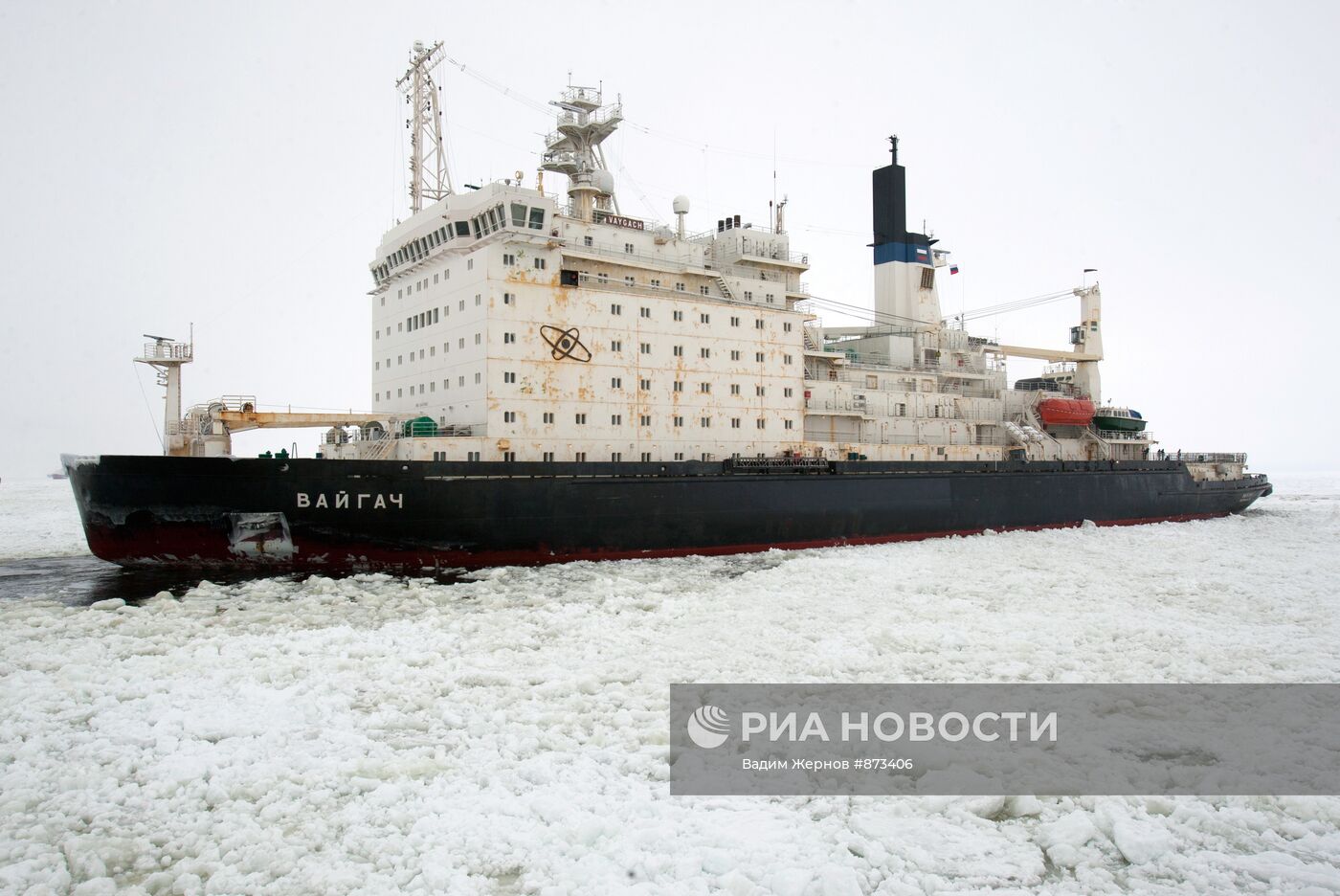 Атомный ледокол "Вайгач" проводит караван судов в Финском заливе