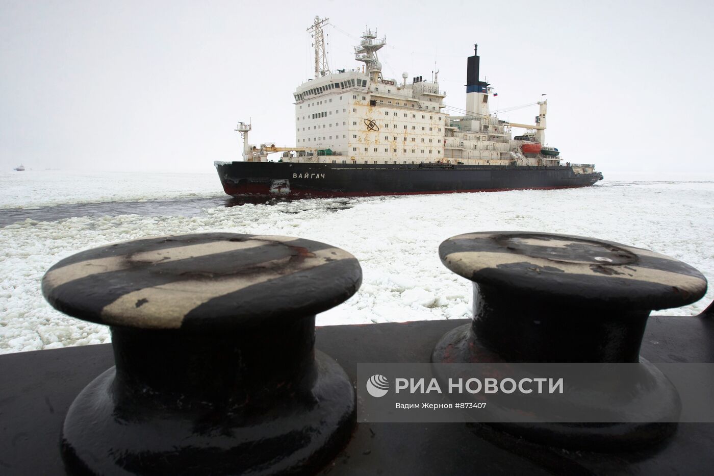 Атомный ледокол "Вайгач" проводит караван судов в Финском заливе