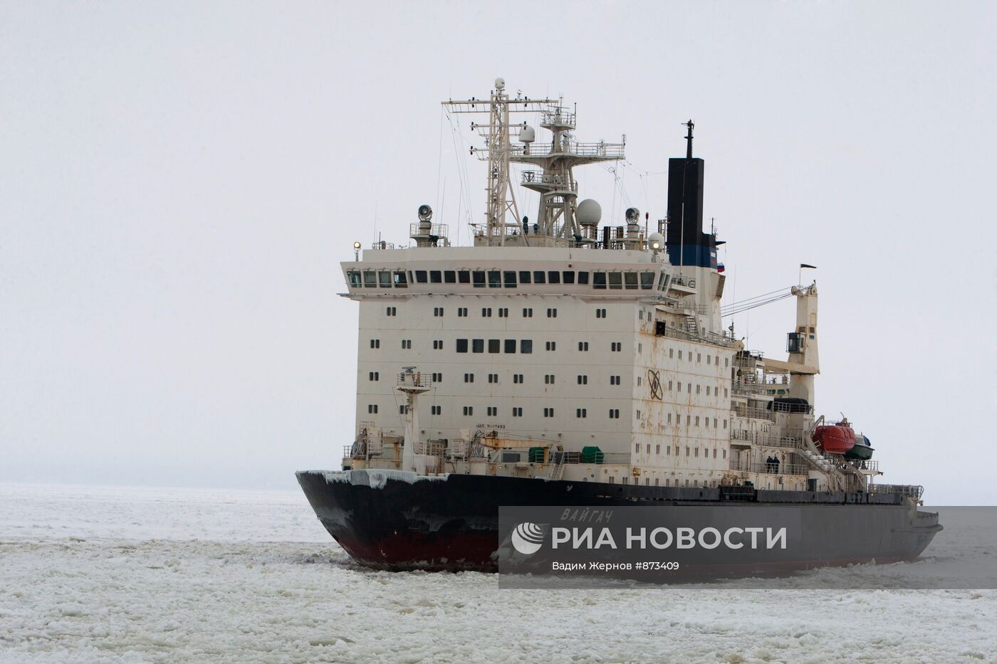 Атомный ледокол "Вайгач" проводит караван судов в Финском заливе