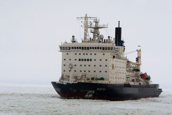 Атомный ледокол "Вайгач" проводит караван судов в Финском заливе