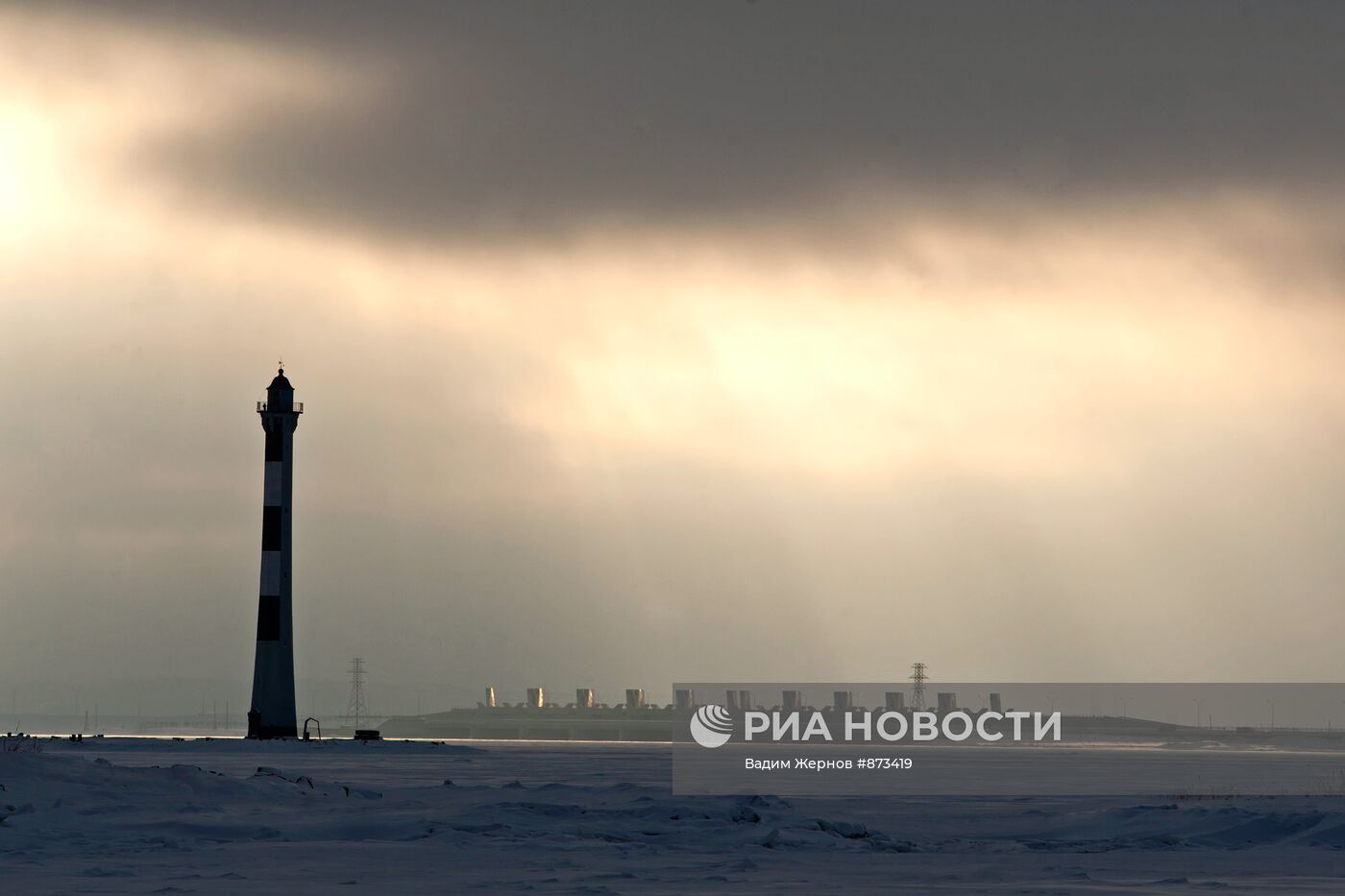 Вид на комплекс защитных сооружений (дамбу) Санкт-Петербурга