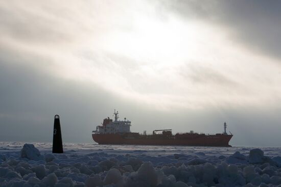 Танкер Jette Theresa во льдах Финского залива у острова Котлин