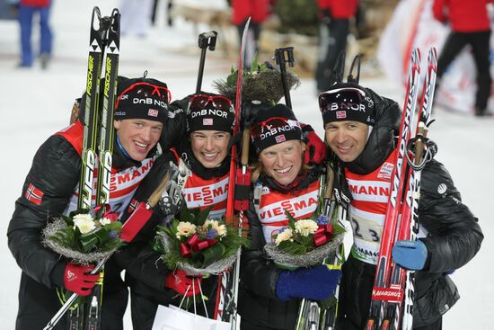 Норвежские биатлонисты - победители смешанной эстафеты