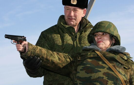 Учебные стрельбы военнослужащих женщин в Калининграде