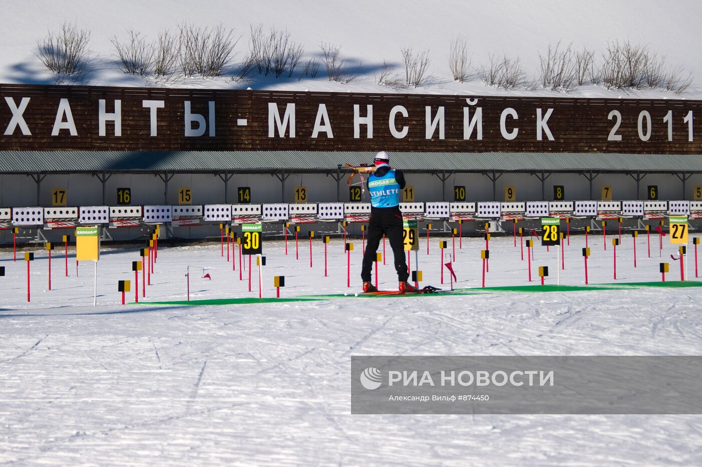 Спортсмен на тренировке на чемпионате мира по биатлону