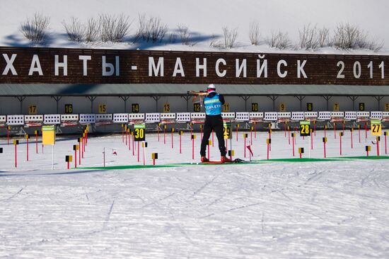 Спортсмен на тренировке на чемпионате мира по биатлону