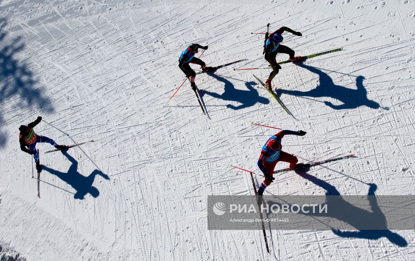 Спортсмены на тренировке на чемпионате мира по биатлону