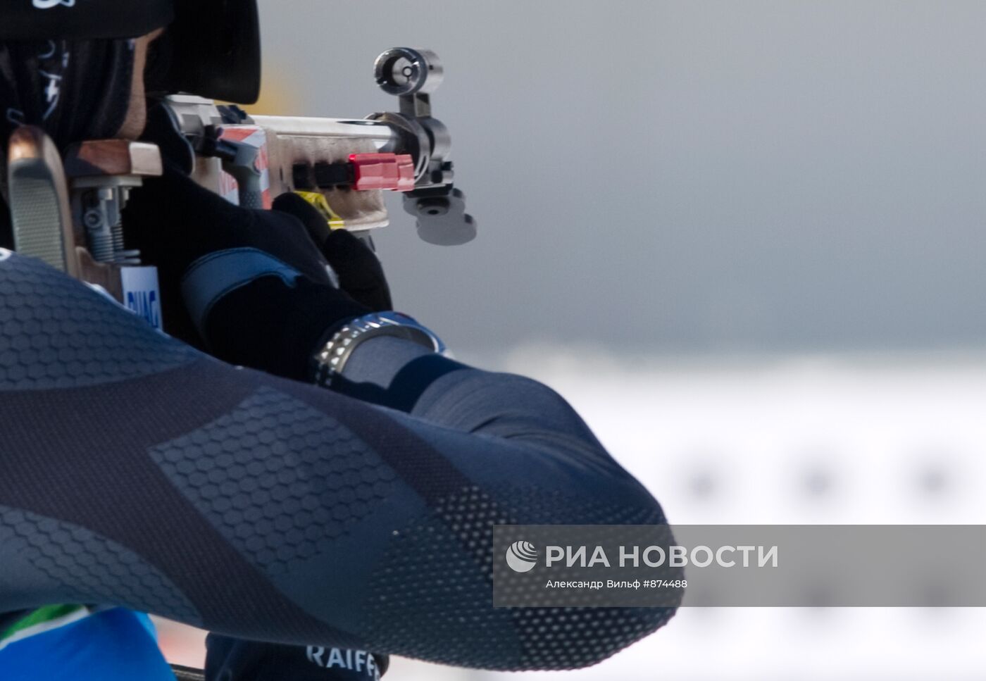Спортсмен на тренировке на чемпионате мира по биатлону