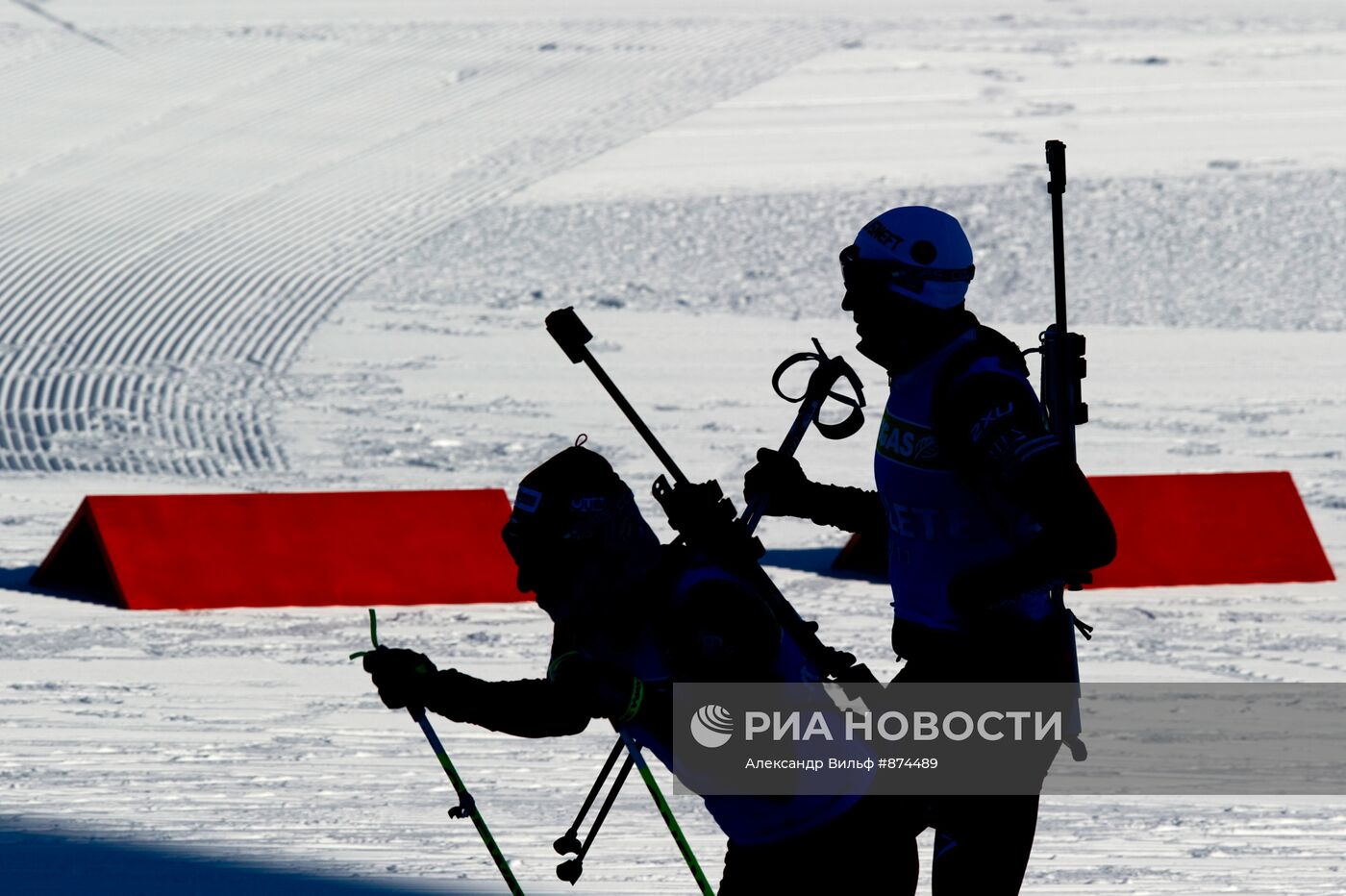 Спортсмены на тренировке на чемпионате мира по биатлону