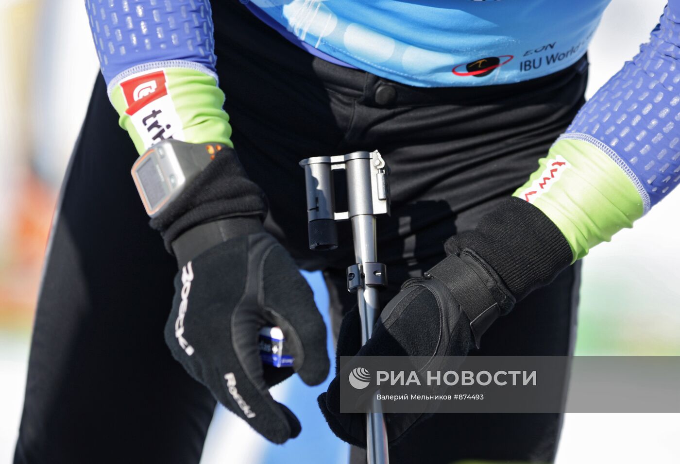 Спортсмен на тренировке на чемпионате мира по биатлону